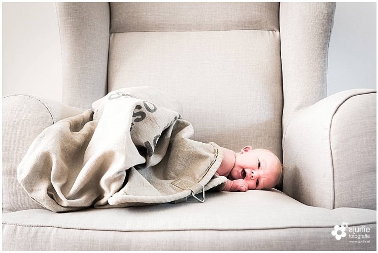 newborn fotoshoot babyreportage aan huis Limburg babyfotograaf