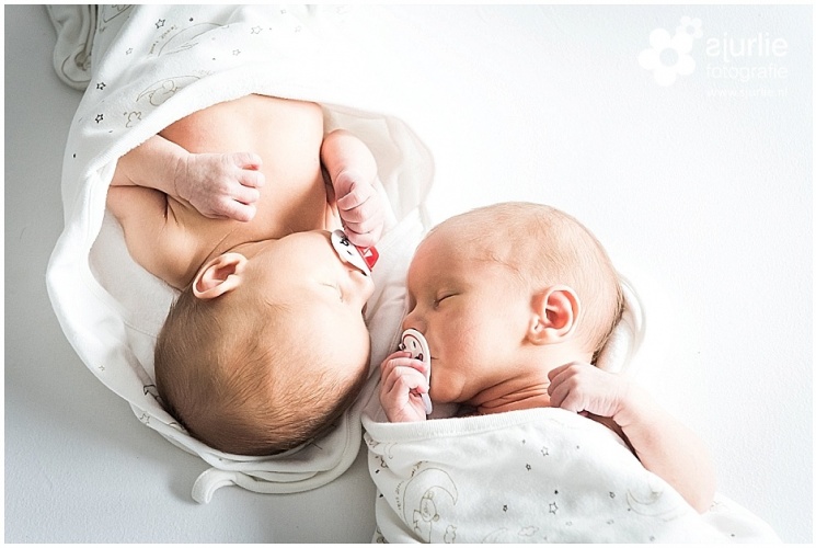 babyfotograaf Limburg newborn fotoshoot aan huis van een tweeling