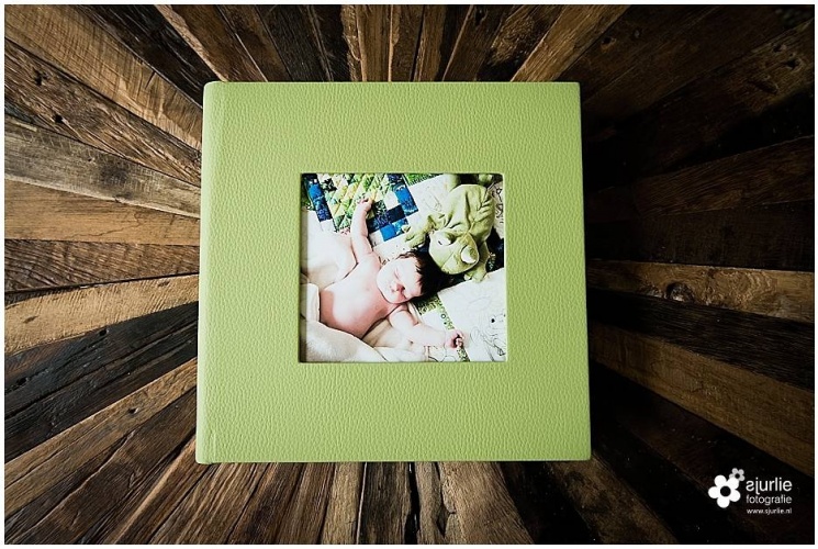 babyalbum van appeltjesgroen kunstleer met foto op de cover