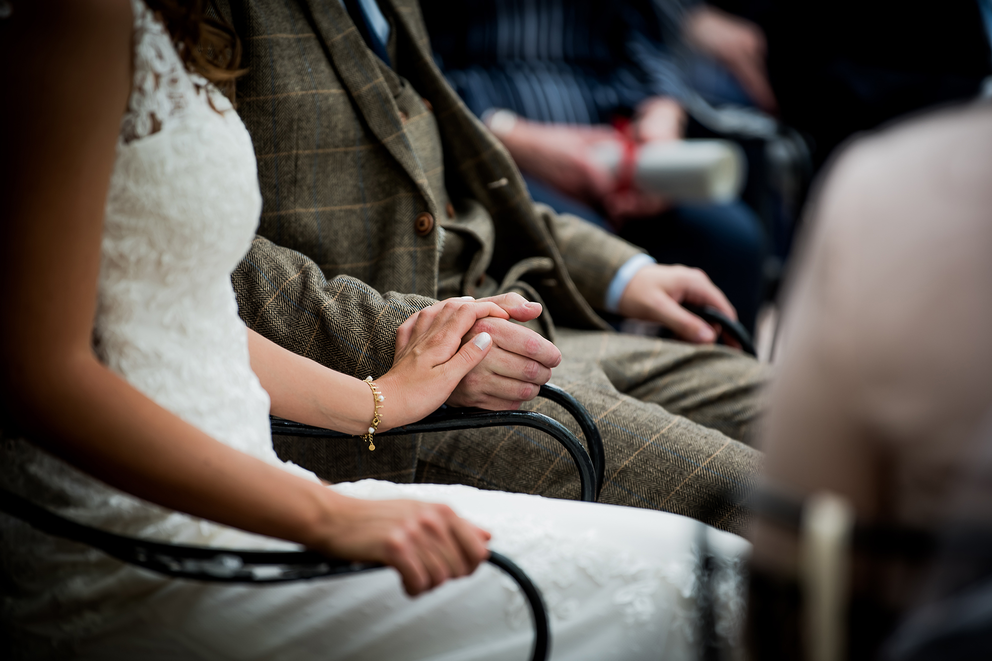 Bruidsfotografie met emotie: bruid houdt hand bruidegom vast in botanische tuin