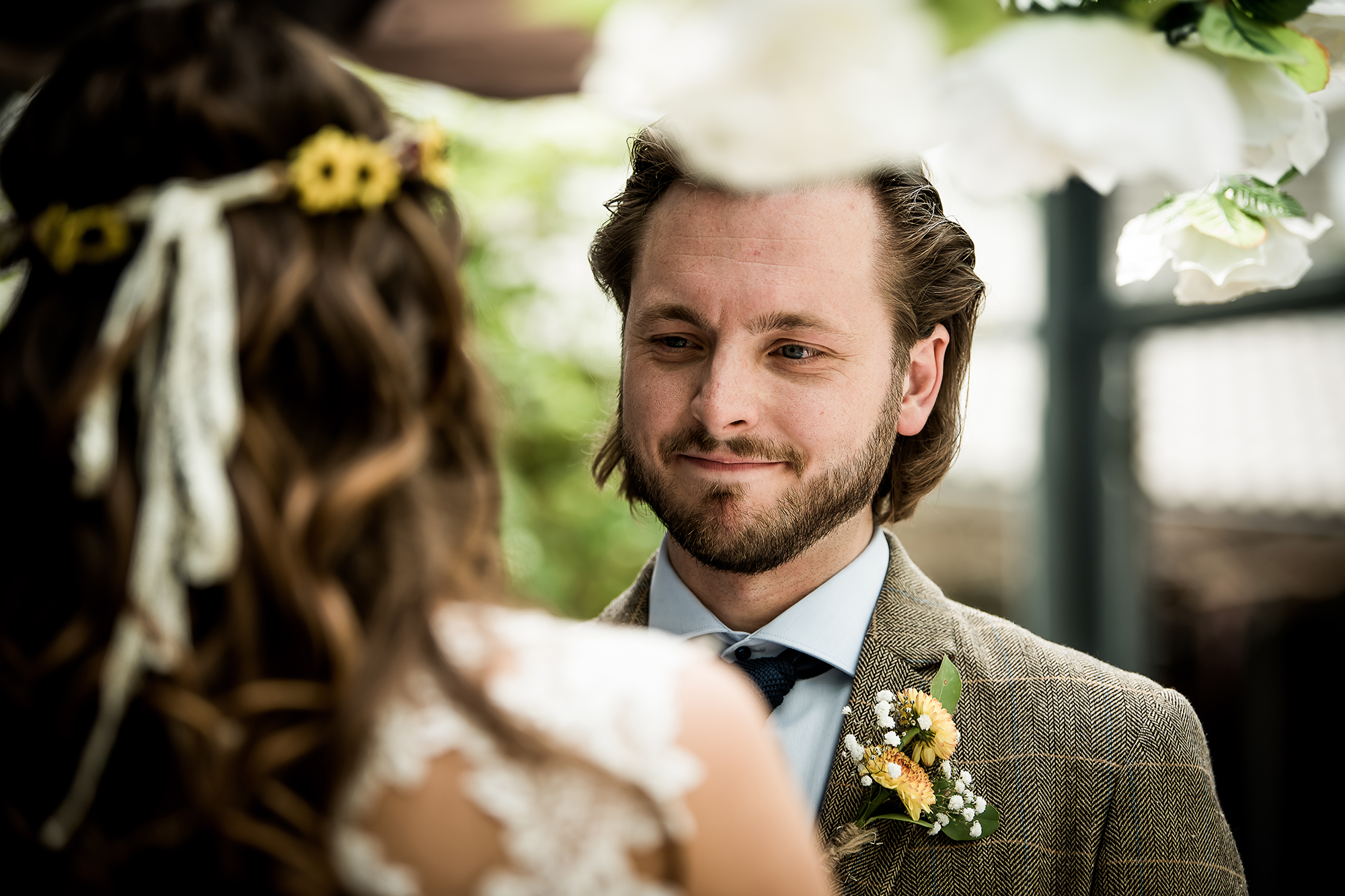 Documentaire trouwfotograaf Kerkrade: bruidegom kijkt bruid aan bij ja woord