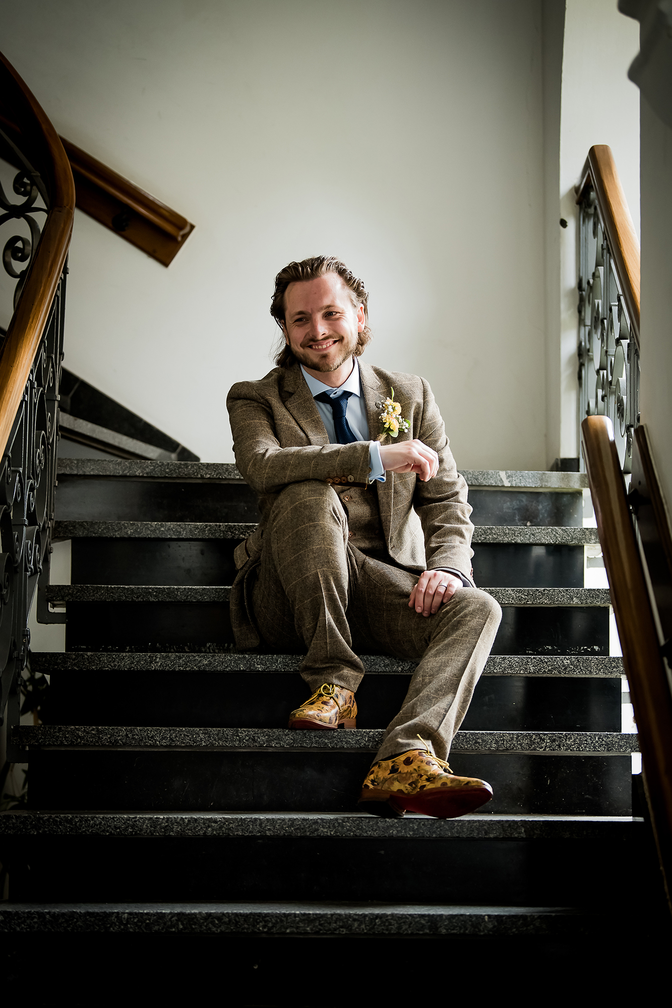 Spontane trouwfotograaf Rolduc: bruidegom op trappen