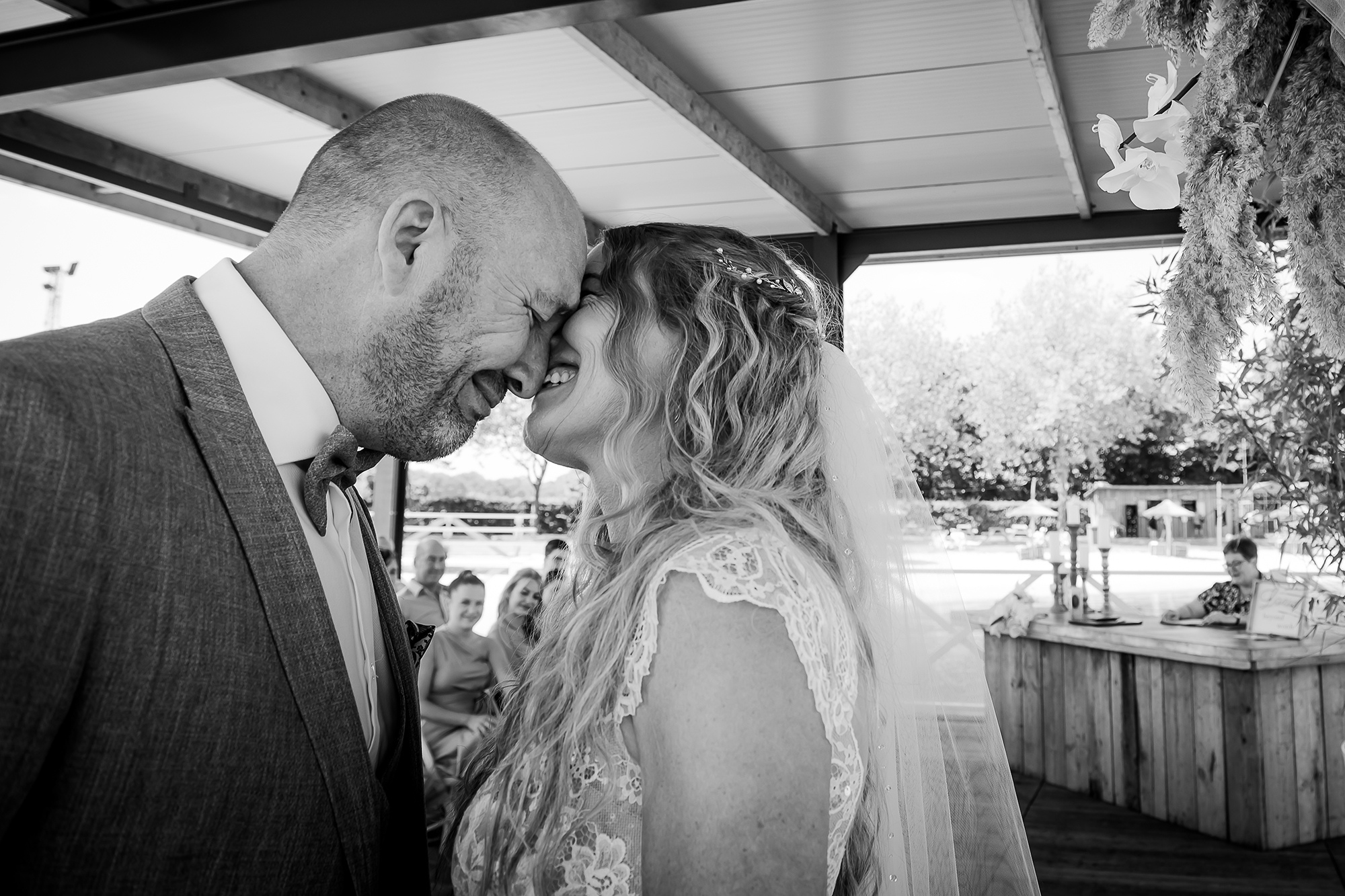 Emotionele trouwfoto: de bruidegom barst in tranen uit