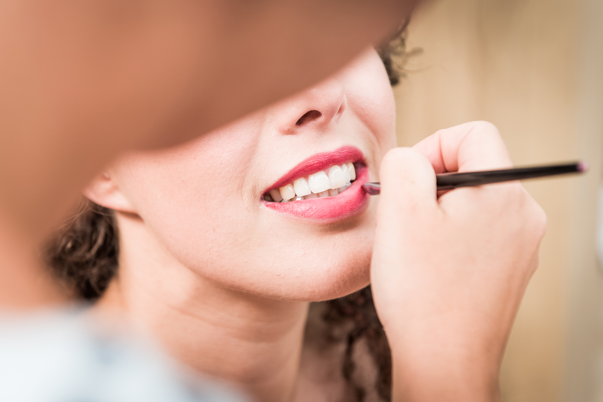 Spontane trouwfotografie Thorn: visagiste brengt lippenstift aan