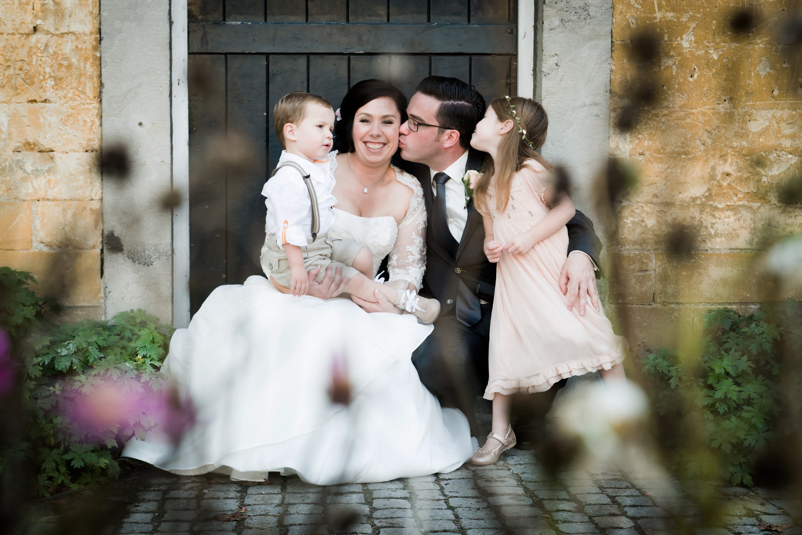 Pure momenten trouwfotografie: bruidspaar met kindjes bij kasteel Oost