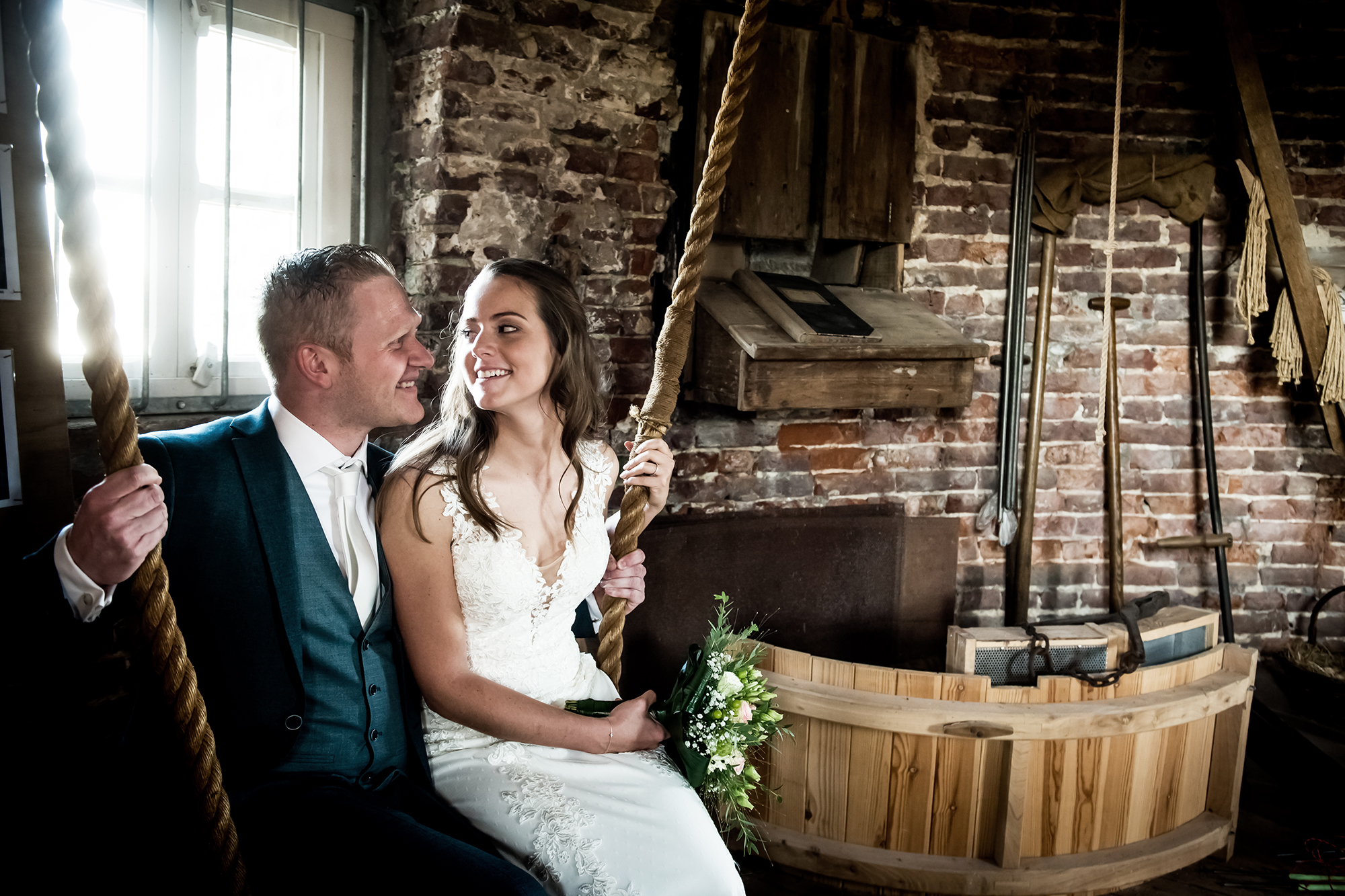 Emotionele trouwfotografie; bruidspaar in molen in Noord Limburg