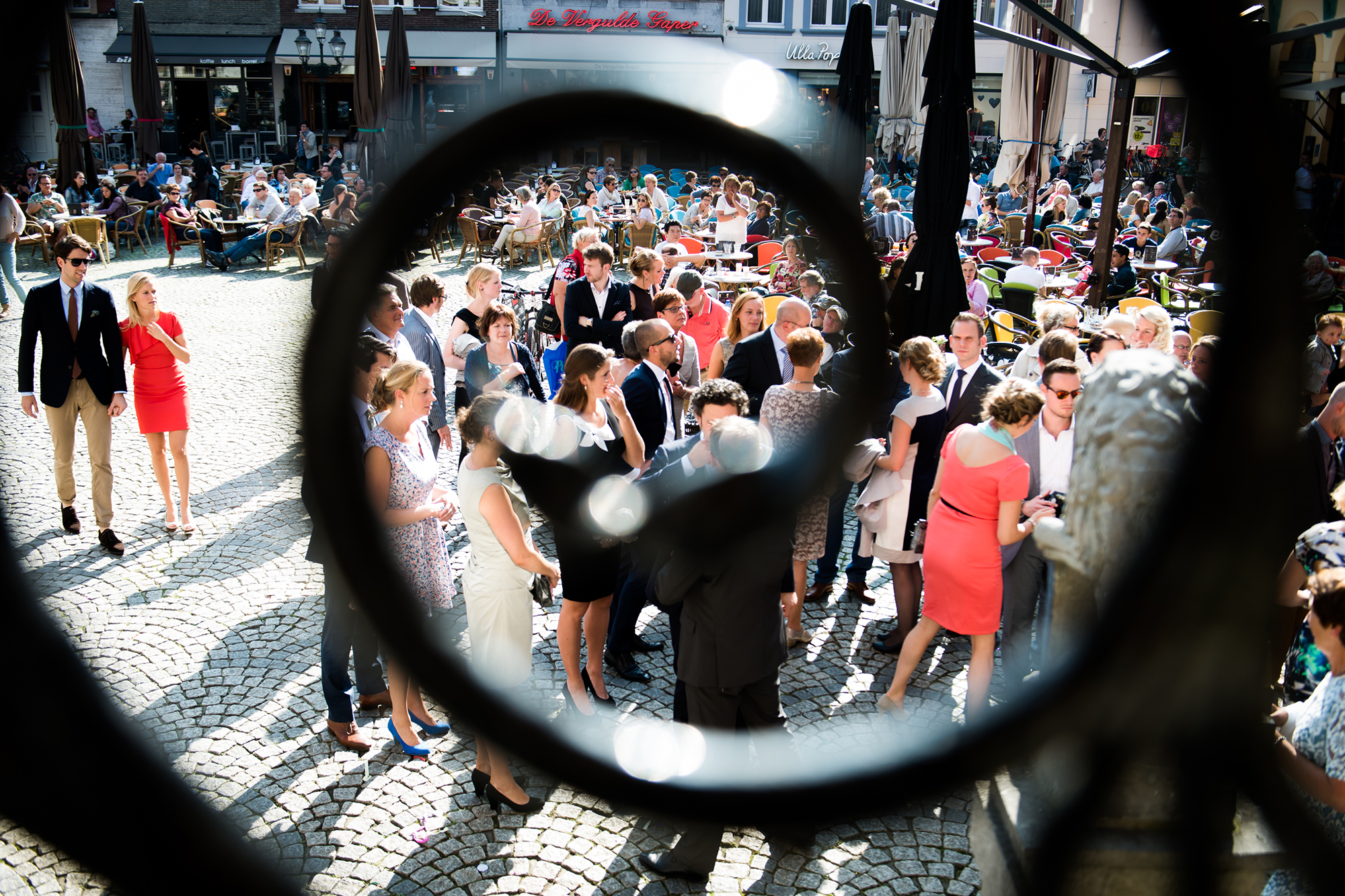 Documentaire trouwfotograaf: gasten verzamelen bij stadhuis Venlo