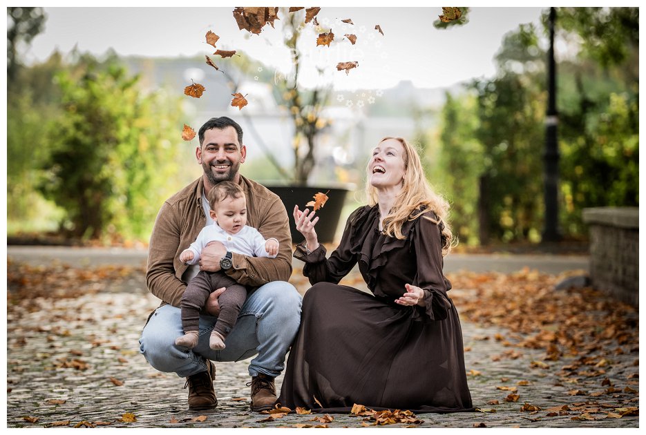 Lifestyle fotoshoot met gezin in beige en bruin op de binnenplaats van Kasteel Limbricht.
