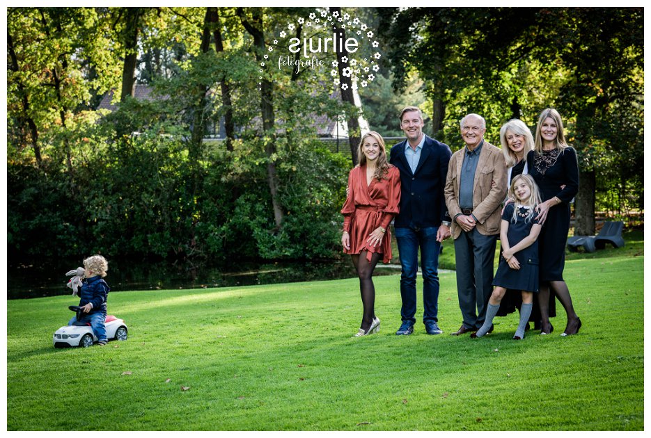 Familiefoto in de tuin van La Butte aux Bois