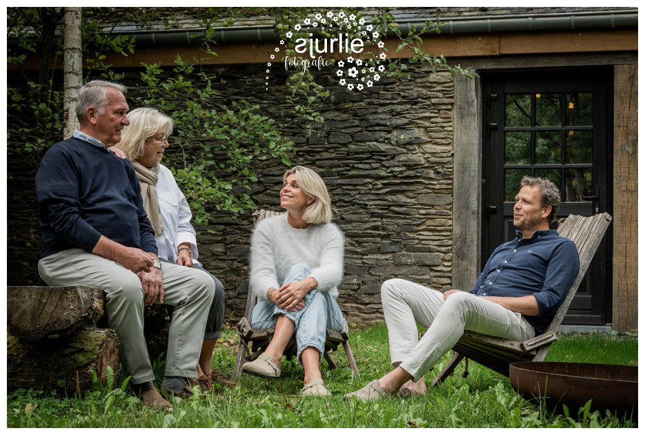 gezin buiten bij vakantiehuis in de Ardennen