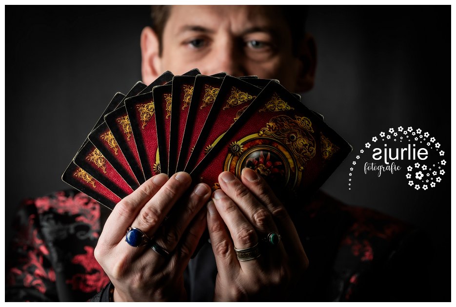 foto van medium met tarotkaarten in handen