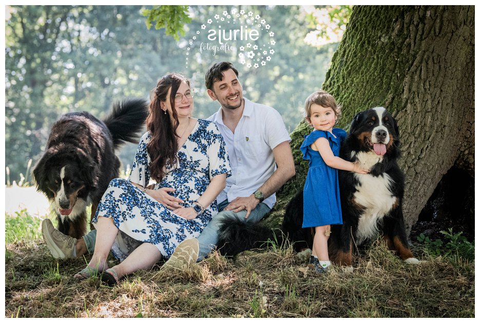 gezin met twee honden onder boom